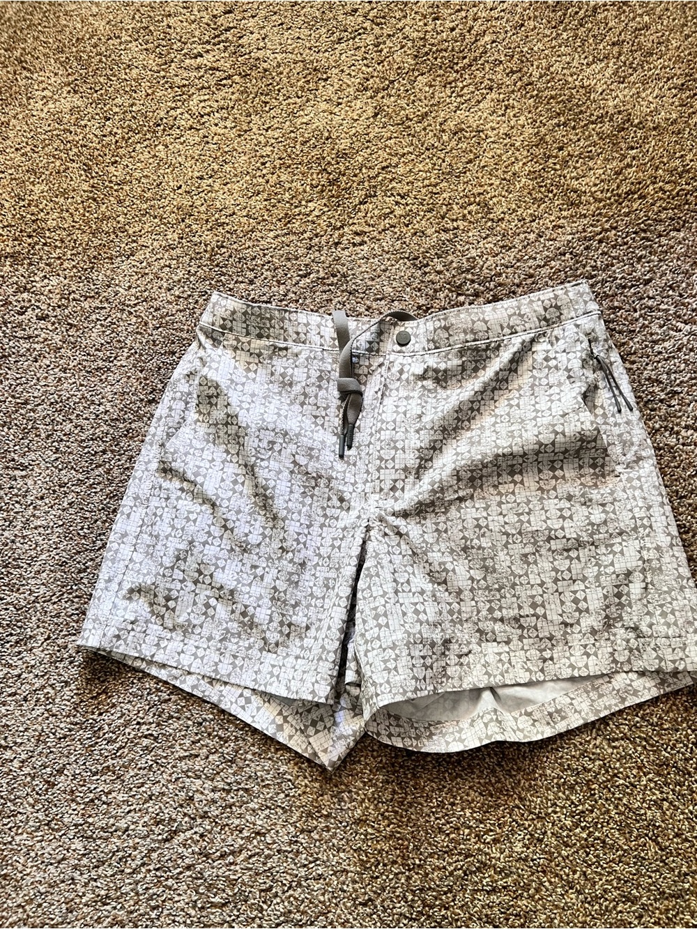 Men’s Light Gray Patterned Athletic Shorts with Drawstring